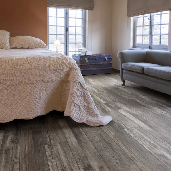 Laminate flooring Fallen Oak – water-resistant planks with a rustic oak wood-look finish, ideal for warm, natural-style home and office interiors