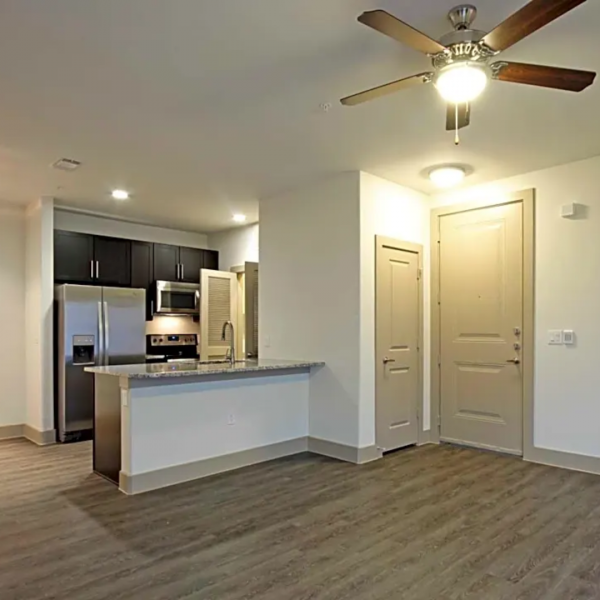 Laminate flooring Shadow Creek – water-resistant planks with a deep, natural wood-look finish, ideal for modern and high-traffic interior spaces